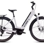 VTC Électrique Cube Touring Hybrid One 625 Easy Entry Shimano Cues 9V 625 Wh 700 mm Blanc Cotton Gris 2025